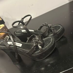 Steve Madden women’s black leathered upper shoe size 6
